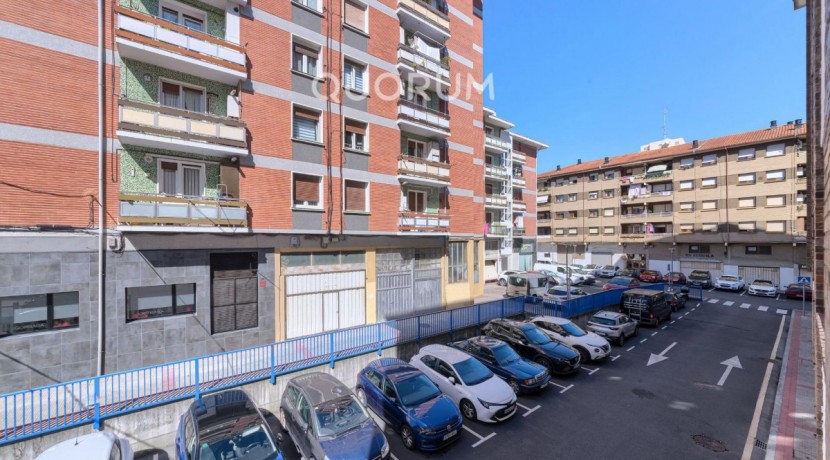 Piso Amplio y Luminoso De 3 Dorm. con TERRAZA y Balcón y Ascensor Cota 0 y Trastero En Zona Centro
