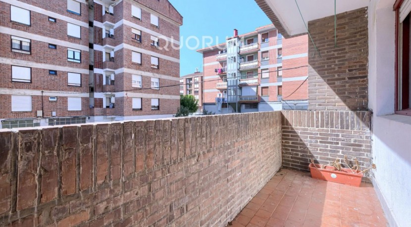 Piso Amplio y Luminoso De 3 Dorm. con TERRAZA y Balcón y Ascensor Cota 0 y Trastero En Zona Centro