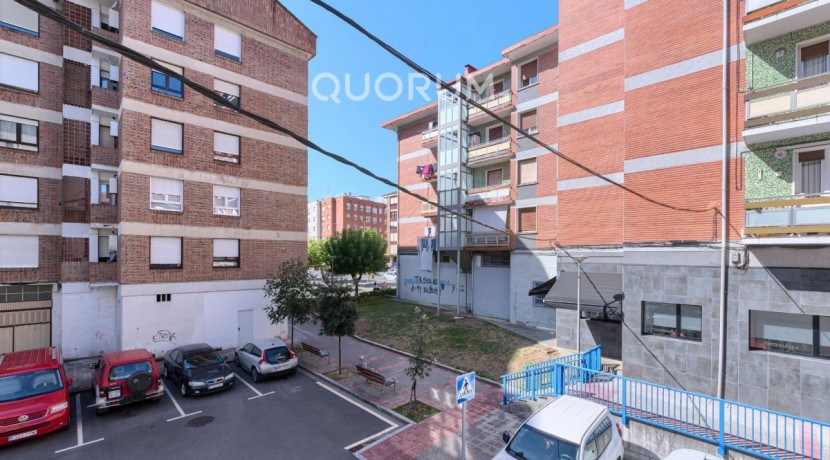 Piso Amplio y Luminoso De 3 Dorm. con TERRAZA y Balcón y Ascensor Cota 0 y Trastero En Zona Centro