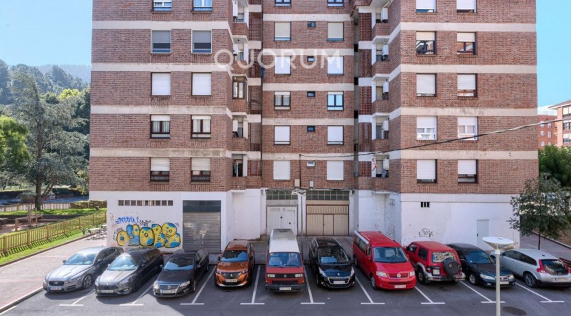 Piso Amplio y Luminoso De 3 Dorm. con TERRAZA y Balcón y Ascensor Cota 0 y Trastero En Zona Centro