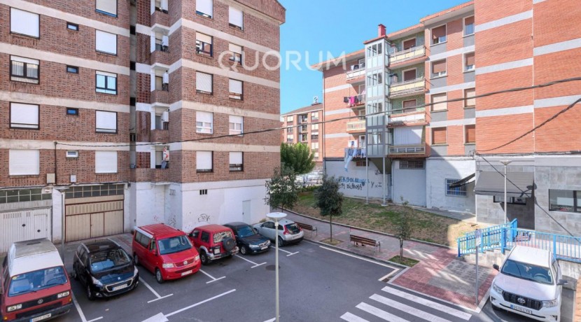 Piso Amplio y Luminoso De 3 Dorm. con TERRAZA y Balcón y Ascensor Cota 0 y Trastero En Zona Centro