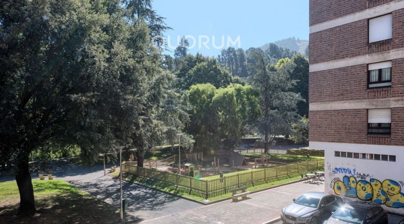 Piso Amplio y Luminoso De 3 Dorm. con TERRAZA y Balcón y Ascensor Cota 0 y Trastero En Zona Centro