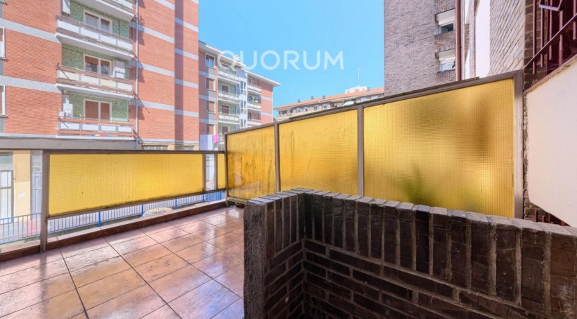 Piso Amplio y Luminoso De 3 Dorm. con TERRAZA y Balcón y Ascensor Cota 0 y Trastero En Zona Centro