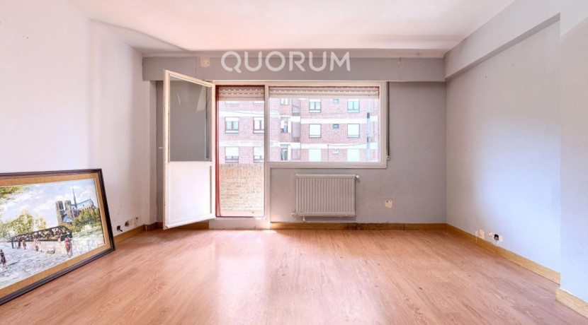 Piso Amplio y Luminoso De 3 Dorm. con TERRAZA y Balcón y Ascensor Cota 0 y Trastero En Zona Centro