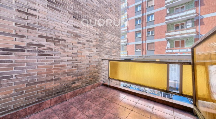 Piso Amplio y Luminoso De 3 Dorm. con TERRAZA y Balcón y Ascensor Cota 0 y Trastero En Zona Centro
