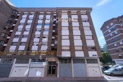 Piso Amplio y Luminoso De 3 Dorm. con TERRAZA y Balcón y Ascensor Cota 0 y Trastero En Zona Centro