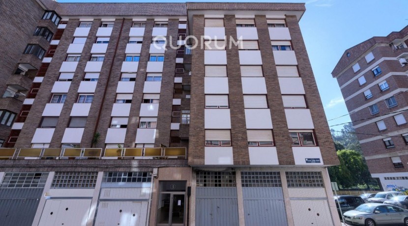 Piso Amplio y Luminoso De 3 Dorm. con TERRAZA y Balcón y Ascensor Cota 0 y Trastero En Zona Centro