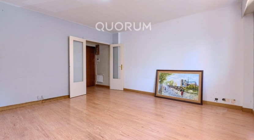 Piso Amplio y Luminoso De 3 Dorm. con TERRAZA y Balcón y Ascensor Cota 0 y Trastero En Zona Centro