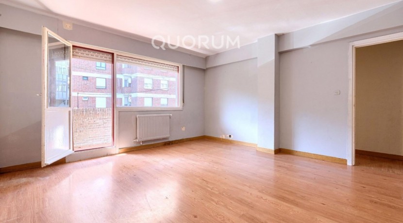 Piso Amplio y Luminoso De 3 Dorm. con TERRAZA y Balcón y Ascensor Cota 0 y Trastero En Zona Centro