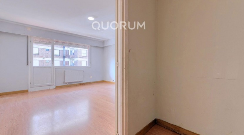 Piso Amplio y Luminoso De 3 Dorm. con TERRAZA y Balcón y Ascensor Cota 0 y Trastero En Zona Centro