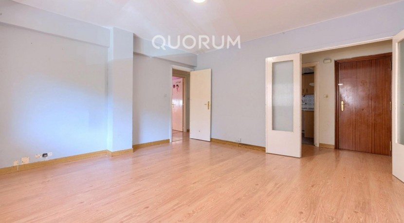 Piso Amplio y Luminoso De 3 Dorm. con TERRAZA y Balcón y Ascensor Cota 0 y Trastero En Zona Centro