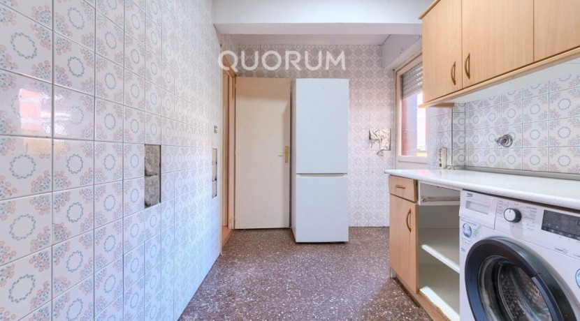 Piso Amplio y Luminoso De 3 Dorm. con TERRAZA y Balcón y Ascensor Cota 0 y Trastero En Zona Centro