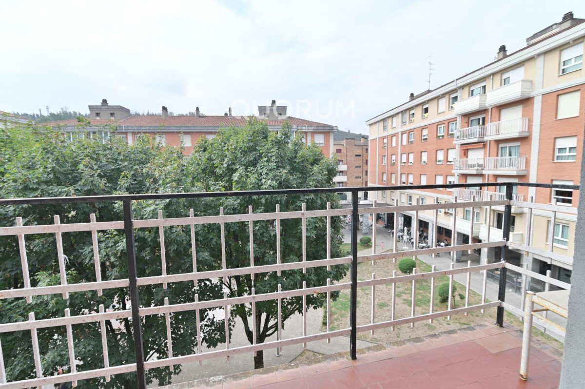 Piso Con Ascensor De 2 Habitaciones, Balcón Y Camarote En El Centro De Usansolo