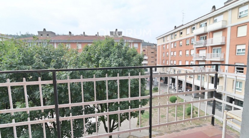 Piso Con Ascensor De 2 Habitaciones, Balcón Y Camarote En El Centro De Usansolo
