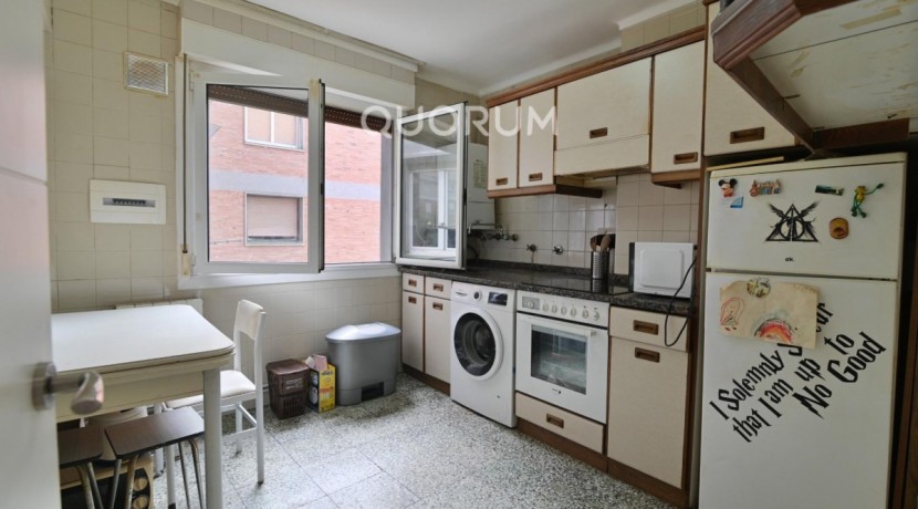 Piso Con Ascensor De 2 Habitaciones, Balcón Y Camarote En El Centro De Usansolo