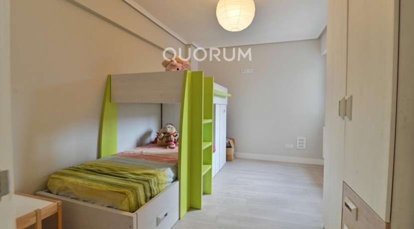Piso Con Ascensor De 2 Habitaciones, Balcón Y Camarote En El Centro De Usansolo
