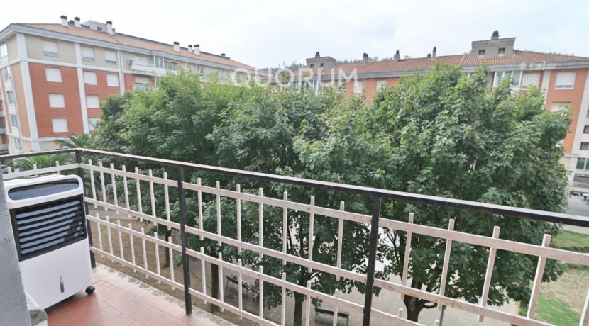 Piso Con Ascensor De 2 Habitaciones, Balcón Y Camarote En El Centro De Usansolo