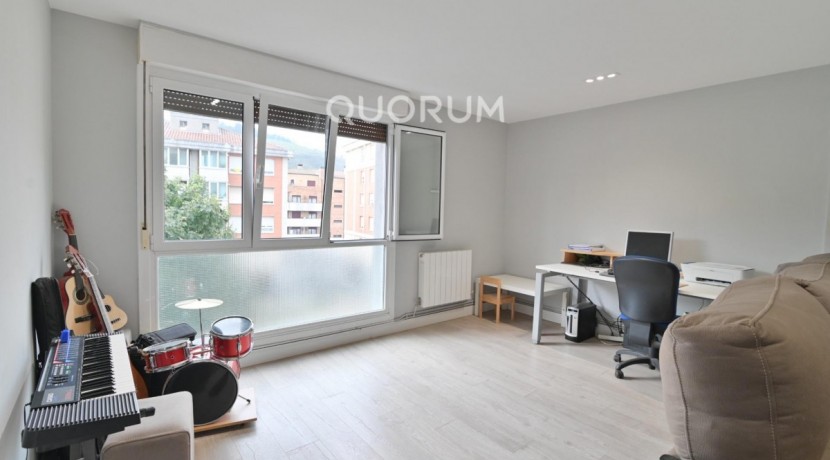 Piso Con Ascensor De 2 Habitaciones, Balcón Y Camarote En El Centro De Usansolo