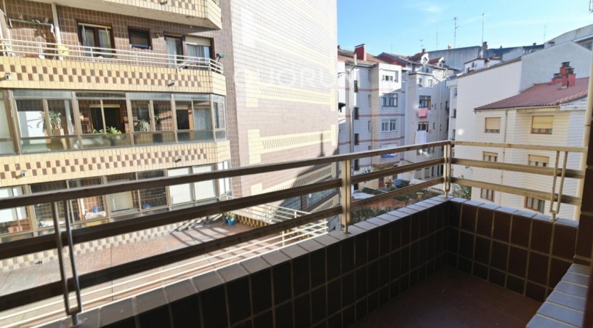 Piso De 3 Habitaciones Y 2 Baños Con Parcela De Garaje