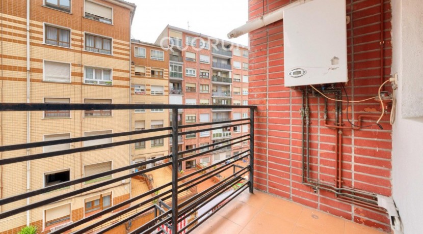 Piso En PERFECTO Estado De 2 Dormitorios Con Ascensor Cota Cero y Balcón En Zona Pozokoetxe