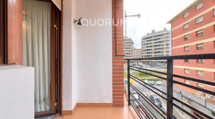 Piso En PERFECTO Estado De 2 Dormitorios Con Ascensor Cota Cero y Balcón En Zona Pozokoetxe