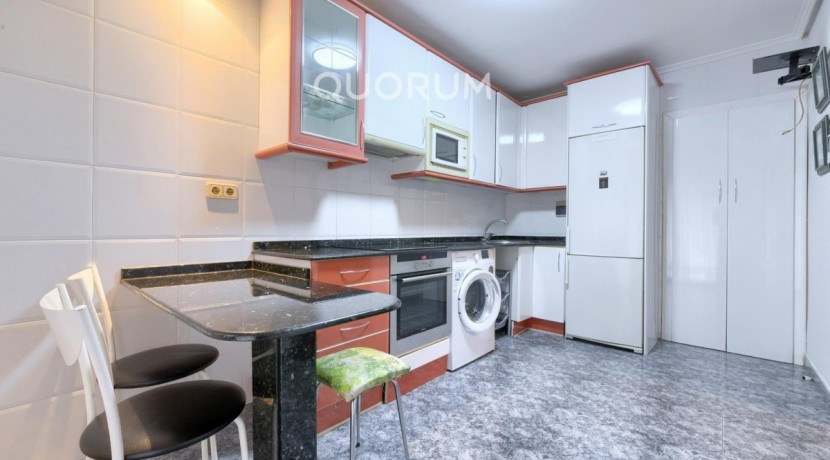 Piso En PERFECTO Estado De 2 Dormitorios Con Ascensor Cota Cero y Balcón En Zona Pozokoetxe