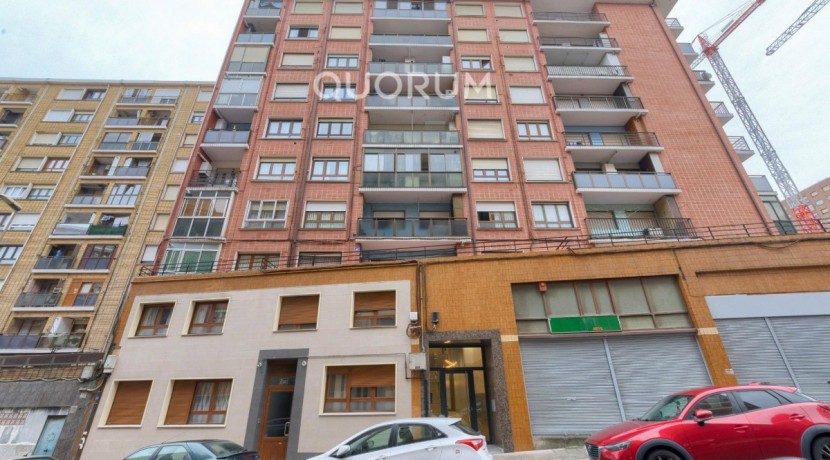 Piso En PERFECTO Estado De 2 Dormitorios Con Ascensor Cota Cero y Balcón En Zona Pozokoetxe