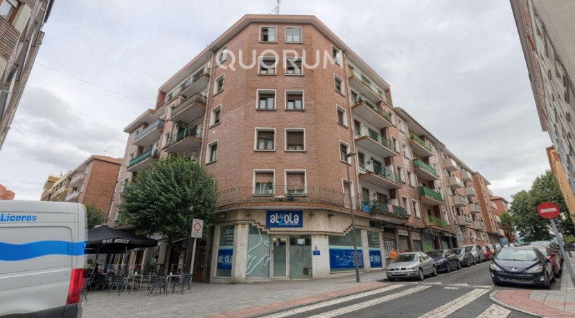 Piso Exterior y Luminoso Para Entrar a Vivir De 2 Dormitorios Con Balcón y Ascensor Cota Cero En Zona Centro
