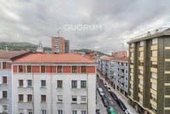 Piso Exterior y Luminoso Para Entrar a Vivir De 2 Dormitorios Con Balcón y Ascensor Cota Cero En Zona Centro