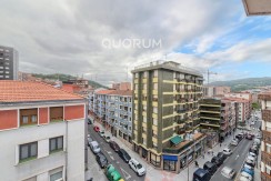 Piso Exterior y Luminoso Para Entrar a Vivir De 2 Dormitorios Con Balcón y Ascensor Cota Cero En Zona Centro
