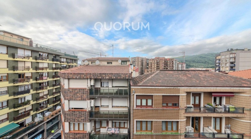 Piso Exterior y Luminoso Para Entrar a Vivir De 2 Dormitorios Con Balcón y Ascensor Cota Cero En Zona Centro