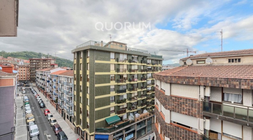 Piso Exterior y Luminoso Para Entrar a Vivir De 2 Dormitorios Con Balcón y Ascensor Cota Cero En Zona Centro