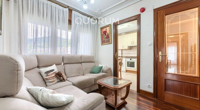 Piso MUY Luminoso De 3 Dormitorios Con Ascensor Cota Cero, Amplia Terraza, Trastero y Parking en Zona Basozelai