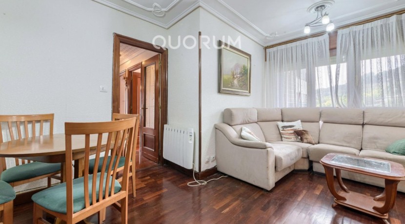 Piso MUY Luminoso De 3 Dormitorios Con Ascensor Cota Cero, Amplia Terraza, Trastero y Parking en Zona Basozelai