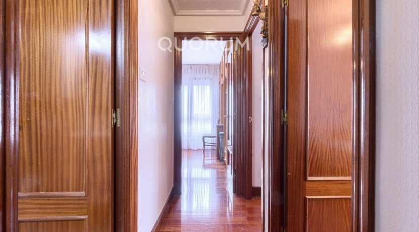 Piso MUY Luminoso De 3 Dormitorios Con Ascensor Cota Cero, Amplia Terraza, Trastero y Parking en Zona Basozelai