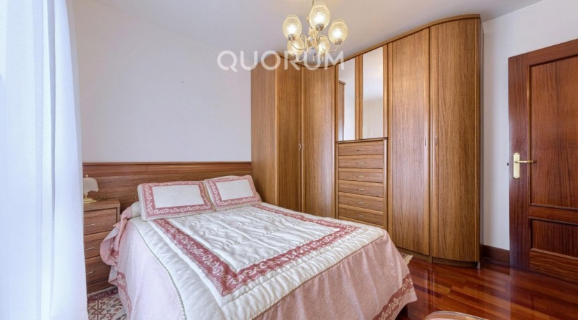Piso MUY Luminoso De 3 Dormitorios Con Ascensor Cota Cero, Amplia Terraza, Trastero y Parking en Zona Basozelai