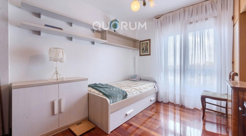 Piso MUY Luminoso De 3 Dormitorios Con Ascensor Cota Cero, Amplia Terraza, Trastero y Parking en Zona Basozelai