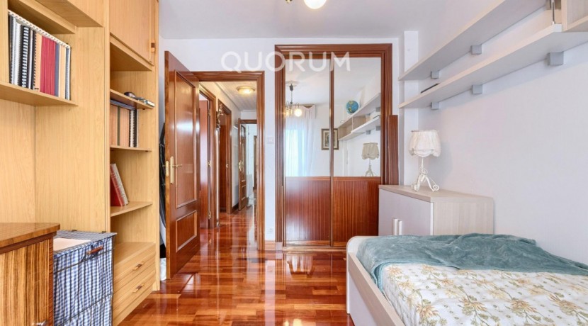 Piso MUY Luminoso De 3 Dormitorios Con Ascensor Cota Cero, Amplia Terraza, Trastero y Parking en Zona Basozelai