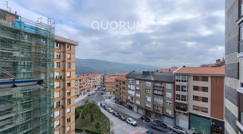 Piso MUY Luminoso De 3 Dormitorios Con Ascensor Cota Cero, Amplia Terraza, Trastero y Parking en Zona Basozelai