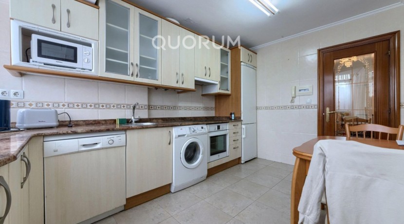 Piso MUY Luminoso De 3 Dormitorios Con Ascensor Cota Cero, Amplia Terraza, Trastero y Parking en Zona Basozelai