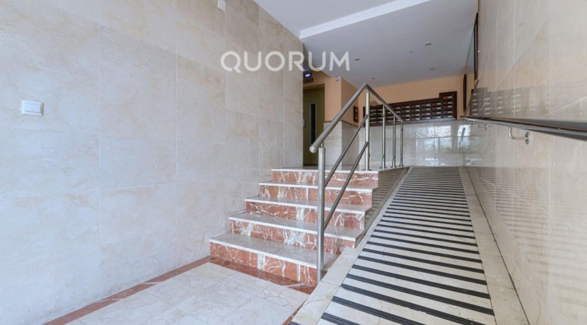Piso MUY Luminoso De 3 Dormitorios Con Ascensor Cota Cero, Amplia Terraza, Trastero y Parking en Zona Basozelai