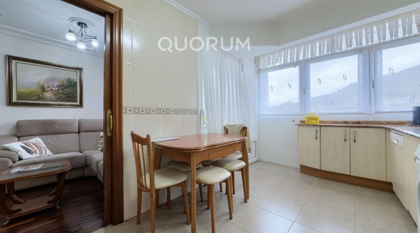 Piso MUY Luminoso De 3 Dormitorios Con Ascensor Cota Cero, Amplia Terraza, Trastero y Parking en Zona Basozelai