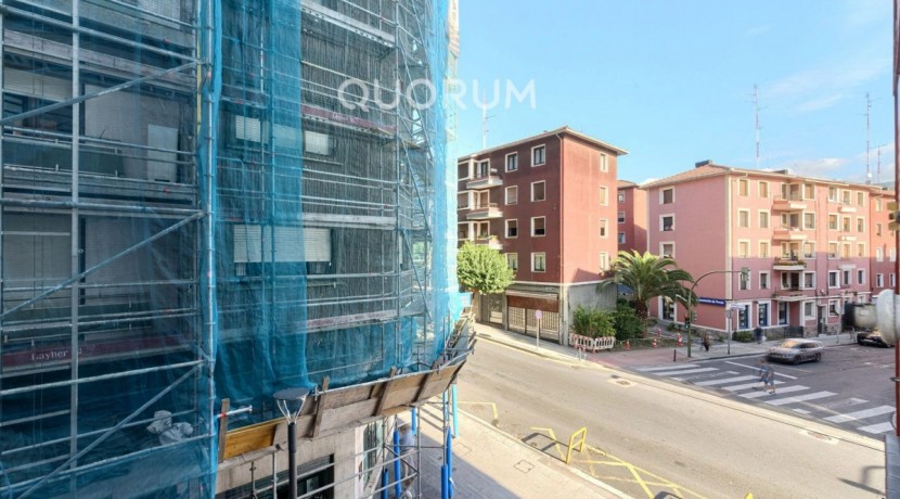 Piso TOTALMENTE EXTERIOR De 2 Dormitorios Con Ascensor y Balcón y Garaje Opcional En Zona Ariz