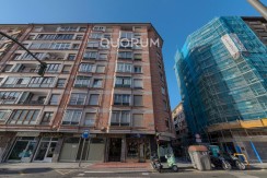 Piso TOTALMENTE EXTERIOR De 2 Dormitorios Con Ascensor y Balcón y Garaje Opcional En Zona Ariz