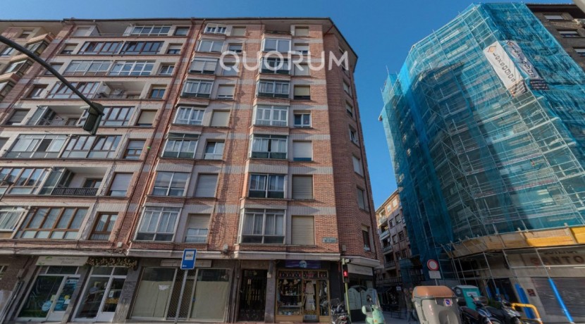 Piso TOTALMENTE EXTERIOR De 2 Dormitorios Con Ascensor y Balcón y Garaje Opcional En Zona Ariz