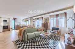 Preciosa Vivienda Reformada De 2 Dorm. De Orientación Sur Con Balcón y Ascensor En Zona Centro