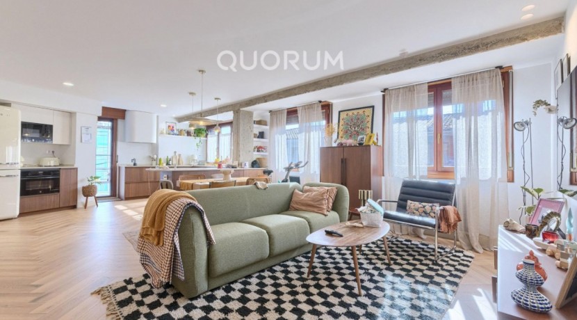 Preciosa Vivienda Reformada De 2 Dorm. De Orientación Sur Con Balcón y Ascensor En Zona Centro