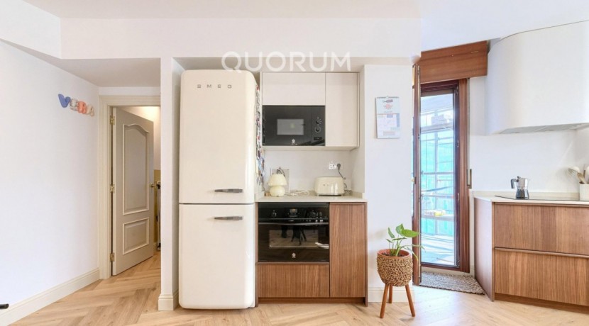 Preciosa Vivienda Reformada De 2 Dorm. De Orientación Sur Con Balcón y Ascensor En Zona Centro