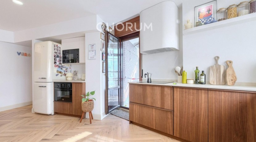 Preciosa Vivienda Reformada De 2 Dorm. De Orientación Sur Con Balcón y Ascensor En Zona Centro