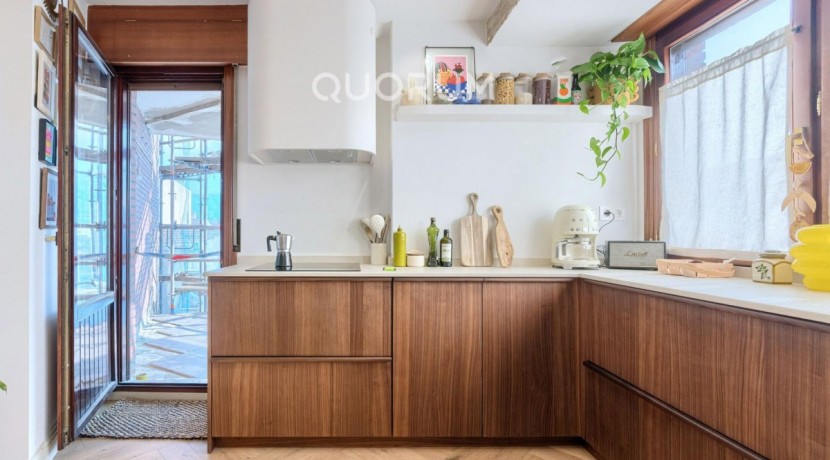Preciosa Vivienda Reformada De 2 Dorm. De Orientación Sur Con Balcón y Ascensor En Zona Centro
